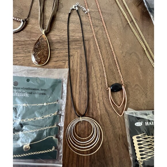 Lot of 10 Gold-Tone Necklaces – Mixed Styles – Costume Jewelry New & Preowned - Picture 6 of 12